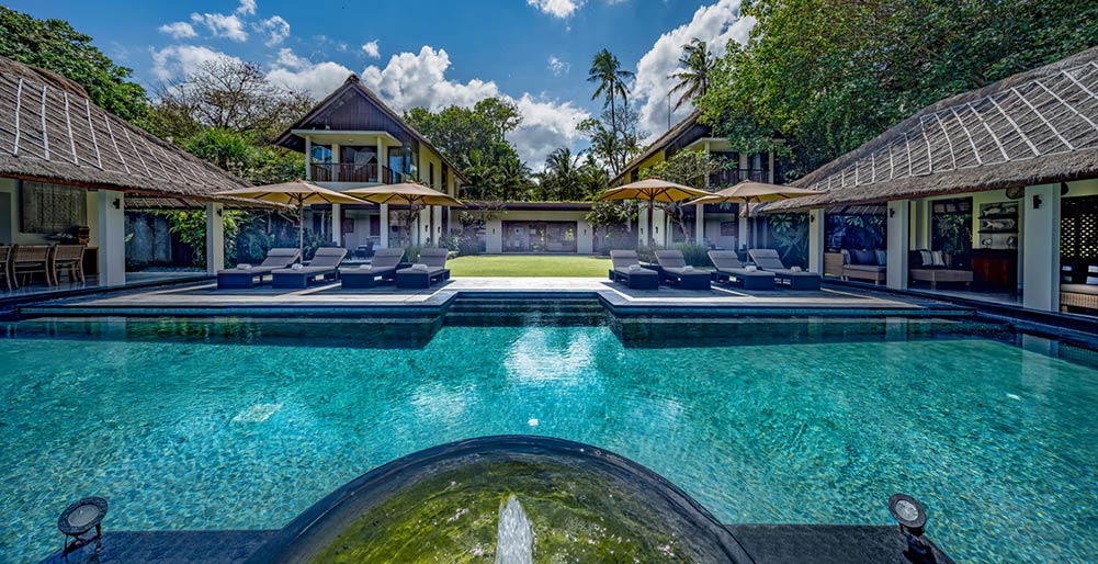 Seseh Beach Villa I - Villa facade and pool