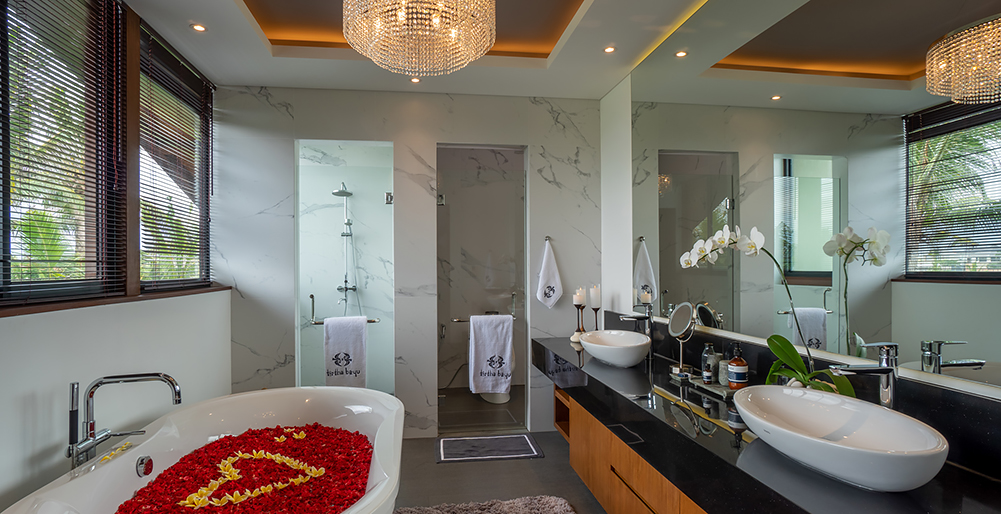 Tirtha Bayu Villa II - Ensuite bathroom