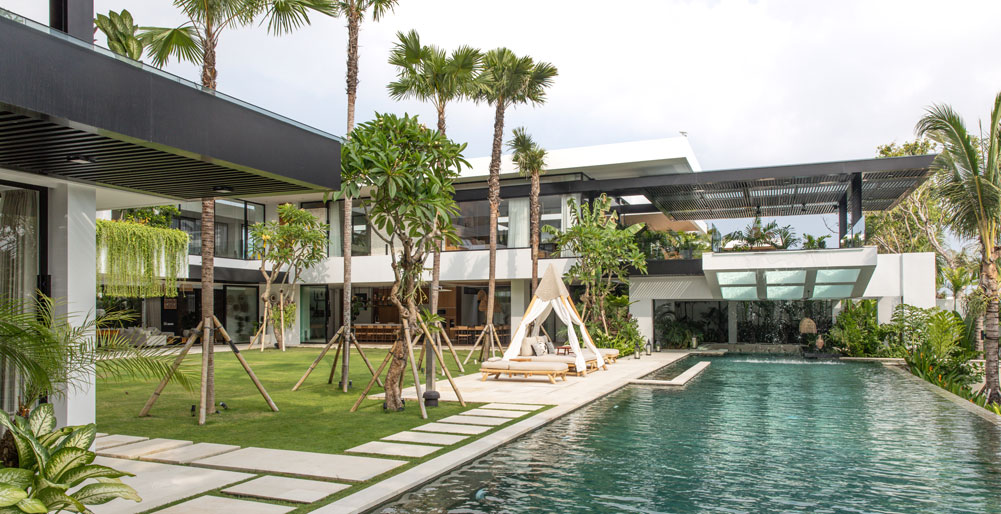 Villa Norbu - Sleek modern, tropical getaway