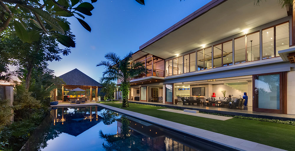 Bendega Rato - Pool view of villa and bale at dusk