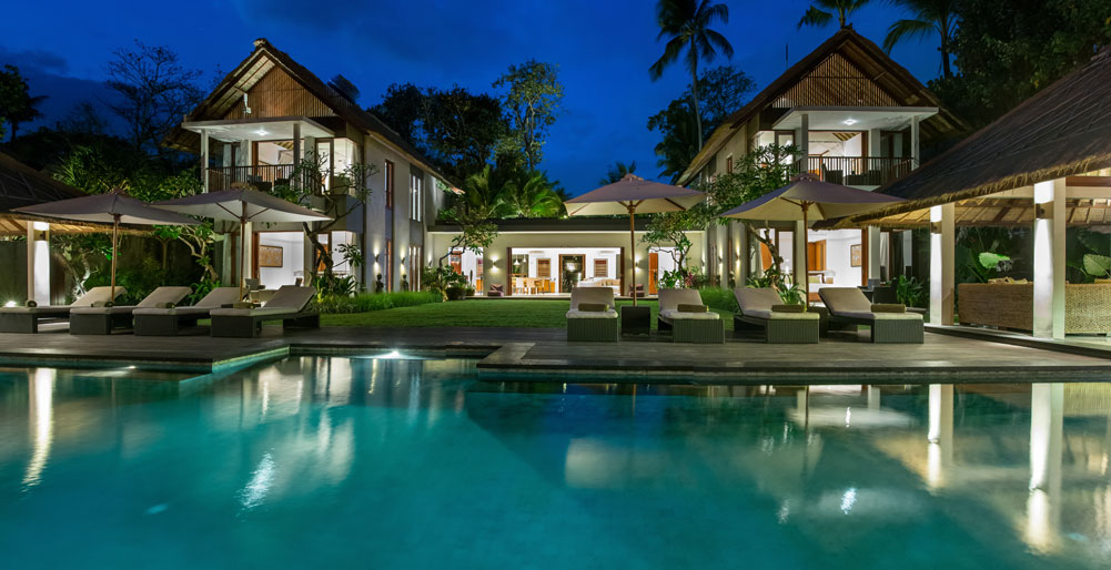 Seseh Beach Villa I - The villa at night