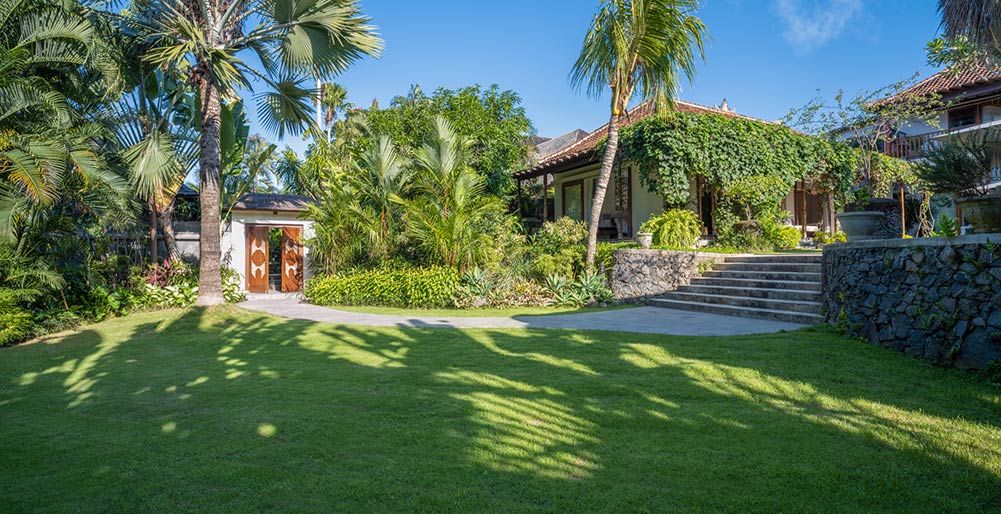 Villa Mandalay Dua - Spacious lawn by the entrance