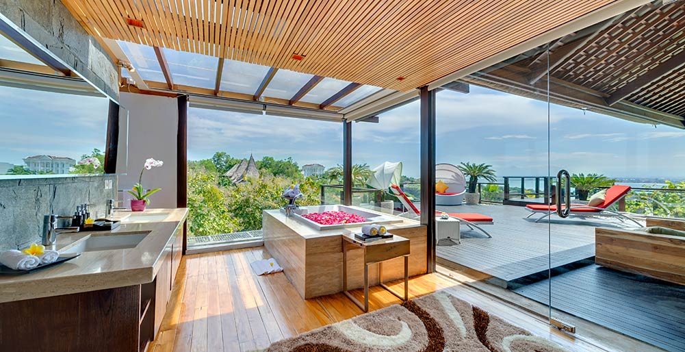 Villa Aiko - Lovely master bathroom overlooking the Jimbaran Bay