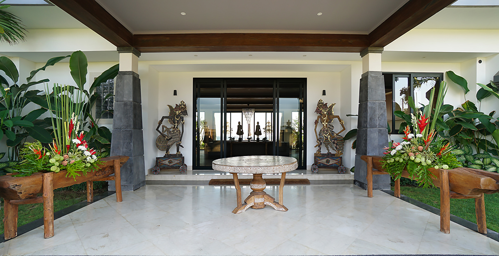 Tirtha Bayu Villa II - Entrance by day