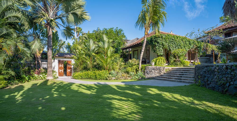 Villa Mandalay Dua - Spacious lawn by the entrance