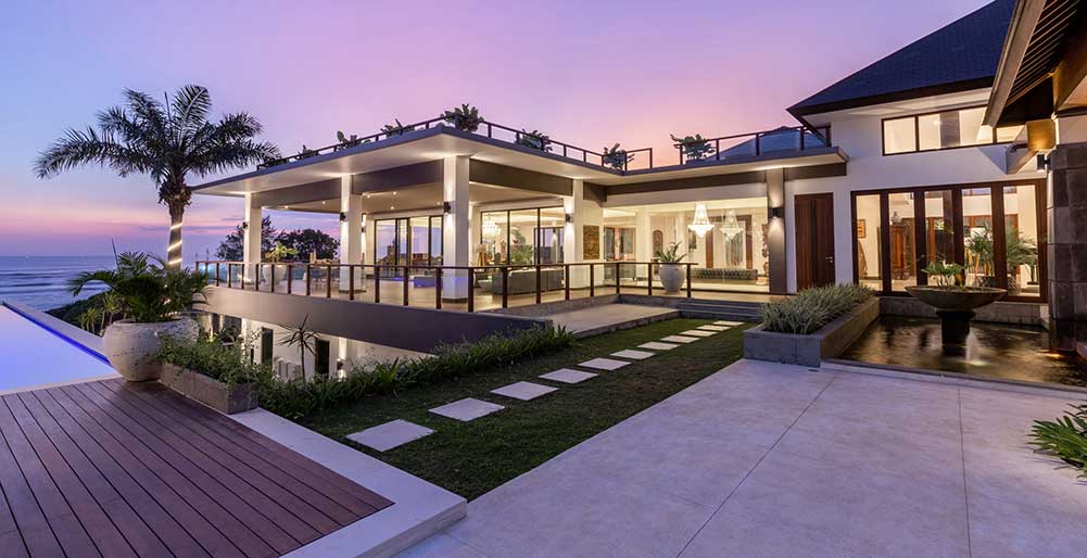 Tirtha Bayu Villa I - Villa and view at night