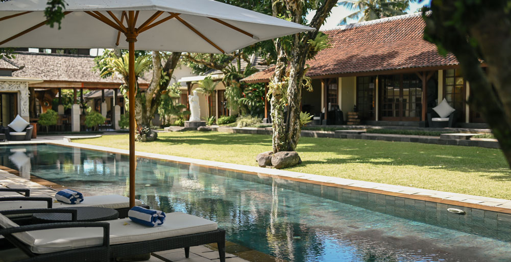 Villa San - Relaxing pool area by the lawn