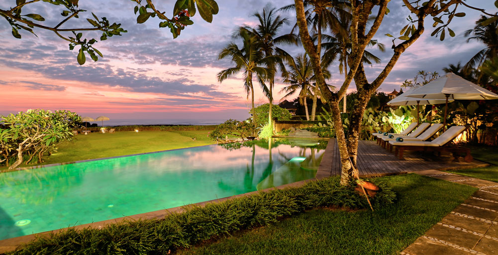 Villa Tanju - Serene overflow pool overlooking the ocean