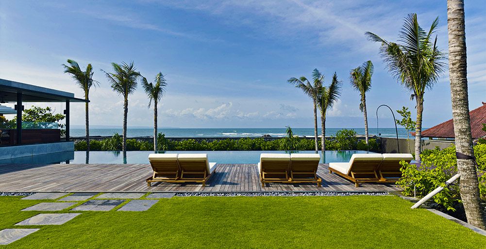 Arnalaya Beach House - Sunloungers by the pool