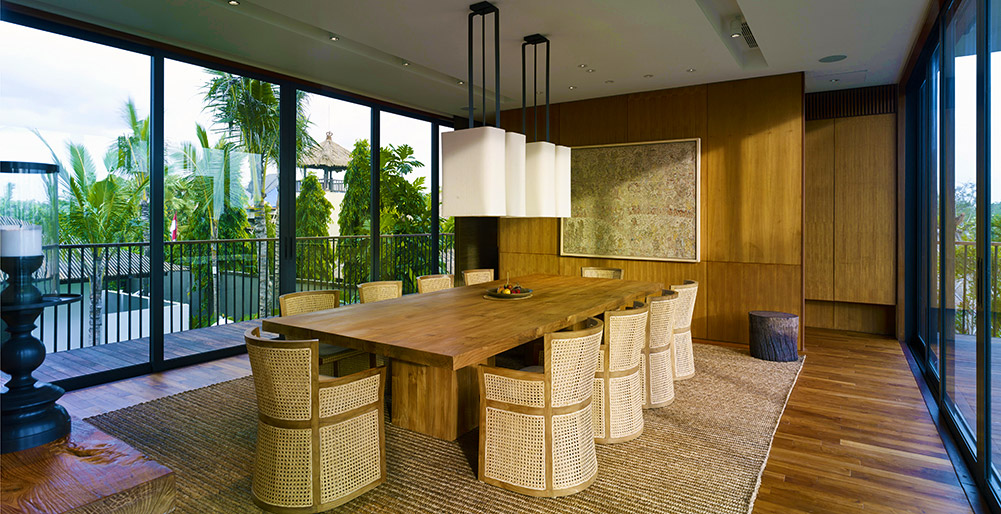 Arnalaya Beach House - Dining room with a view to the sea