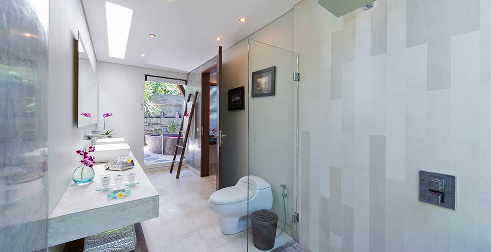 The Layar 1BR - Indoor bathroom