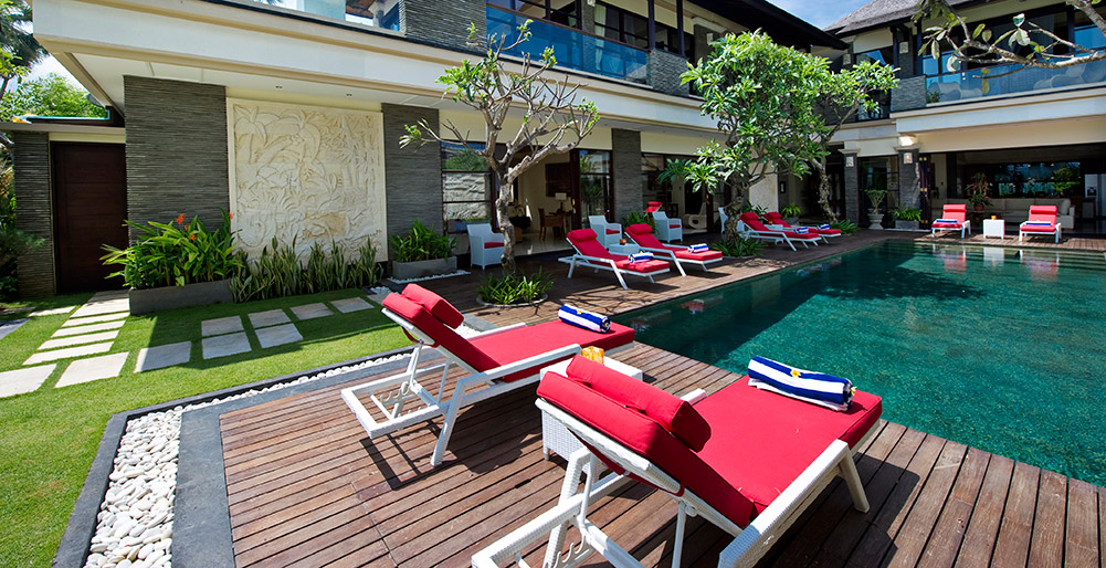 Villa Lega - Sunloungers and swimming pool