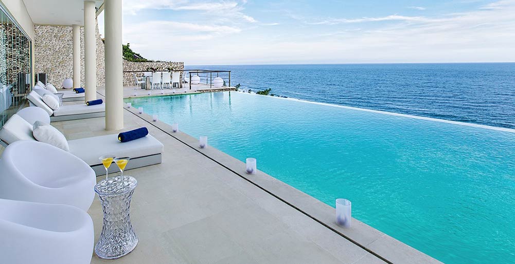 Grand Cliff Front Residence - Relaxing pool side