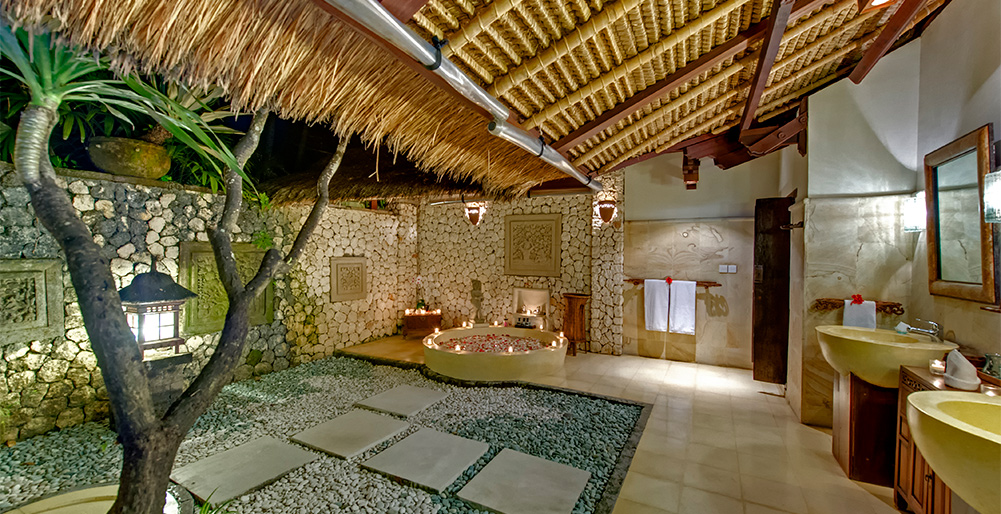 Villa Sungai Tinggi - Master bathroom at night