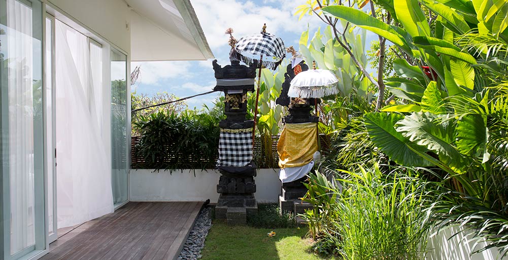 Villa Canggu - Villa North mini temple outside of the bedrooms