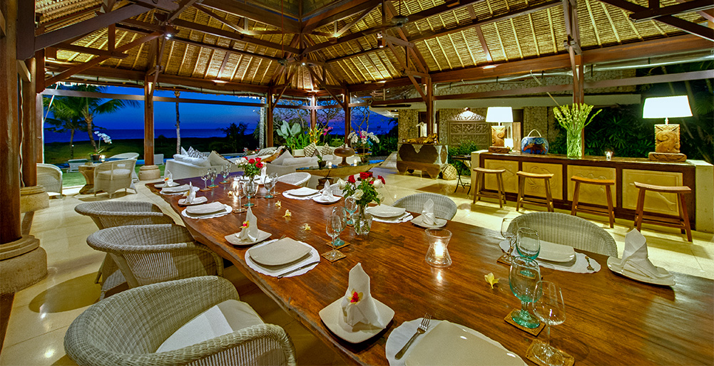 Villa Sungai Tinggi - Dining room at night