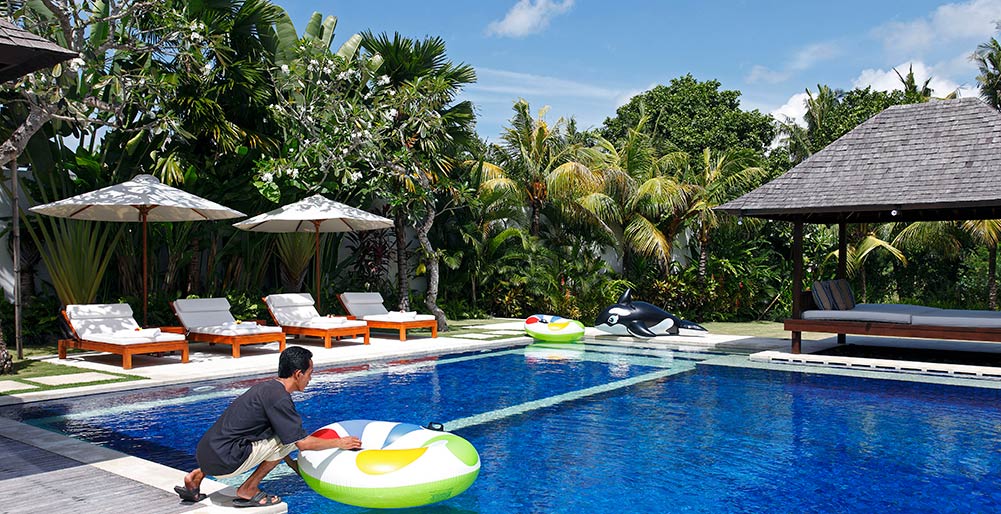 Villa Asante - Staff preparing the children's pool toys