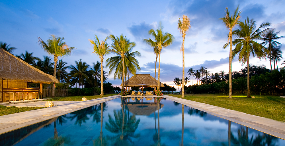 Villa Sepoi Sepoi - View of the pool bale & bar looking out to the sea