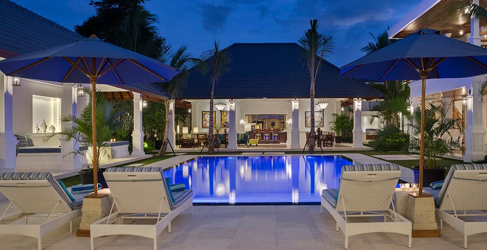 Villa Windu Asri - Pool and dining at night