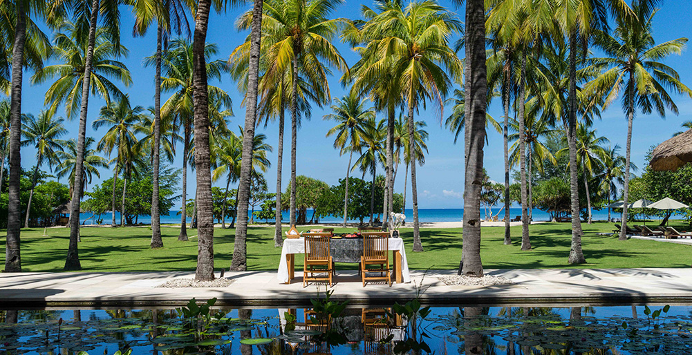 Sira Beach House - Breakfast by the pool