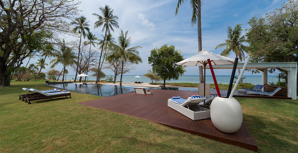 Villa Sapi - Garden and sunloungers