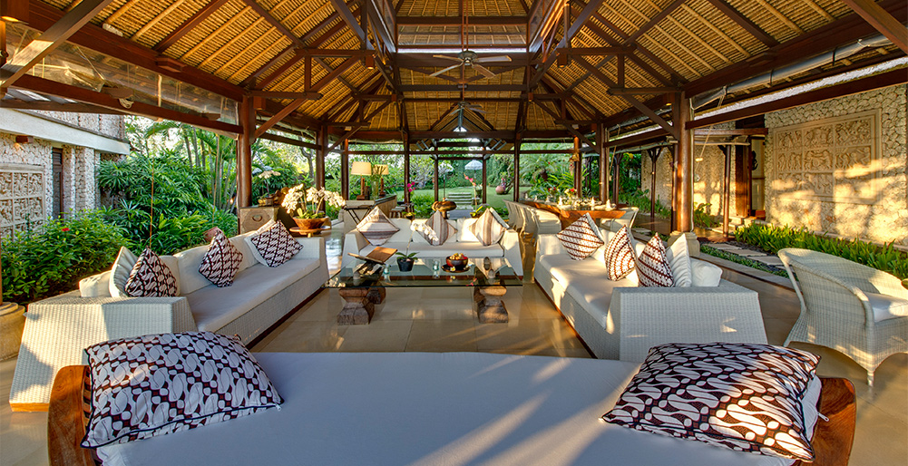 Villa Sungai Tinggi - Living area looking towards entrance