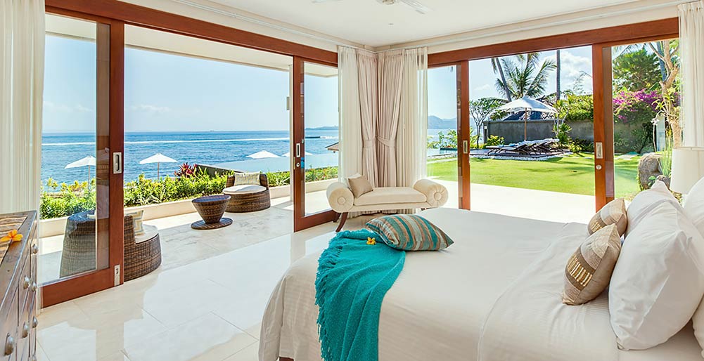 Villa Tirta Nila - Oceanfront bedroom downstairs