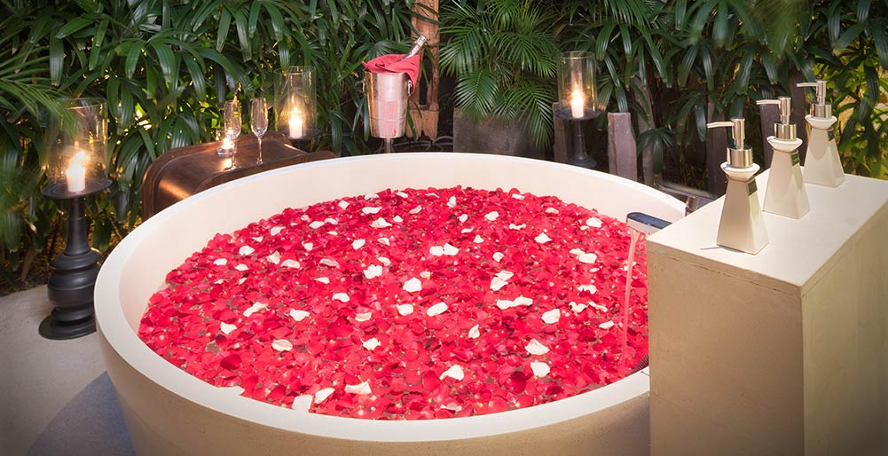 Casa Brio - Bathtub flowers