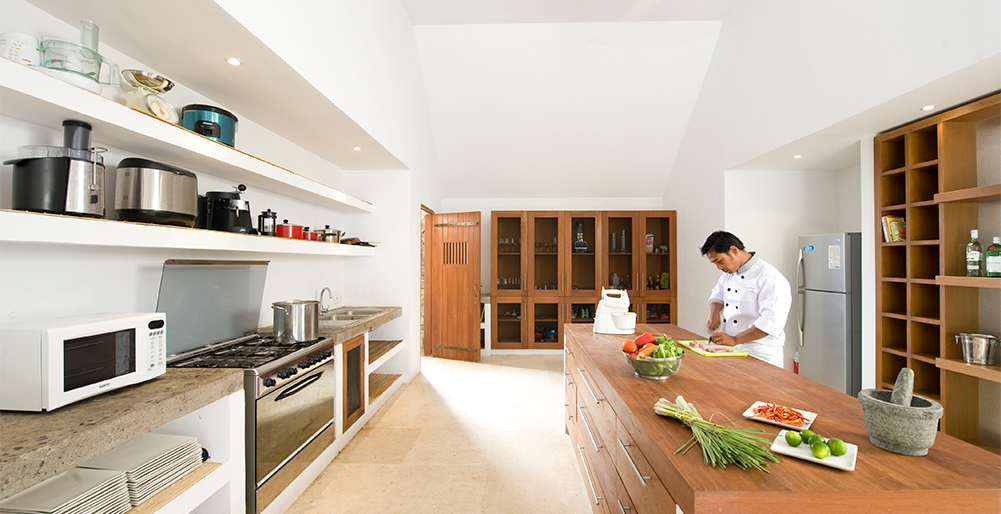 Villa Sepoi Sepoi - Chef (Indra) in the kitchen