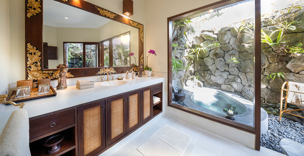 Villa Cemara - Ensuite bathroom with outdoor bath