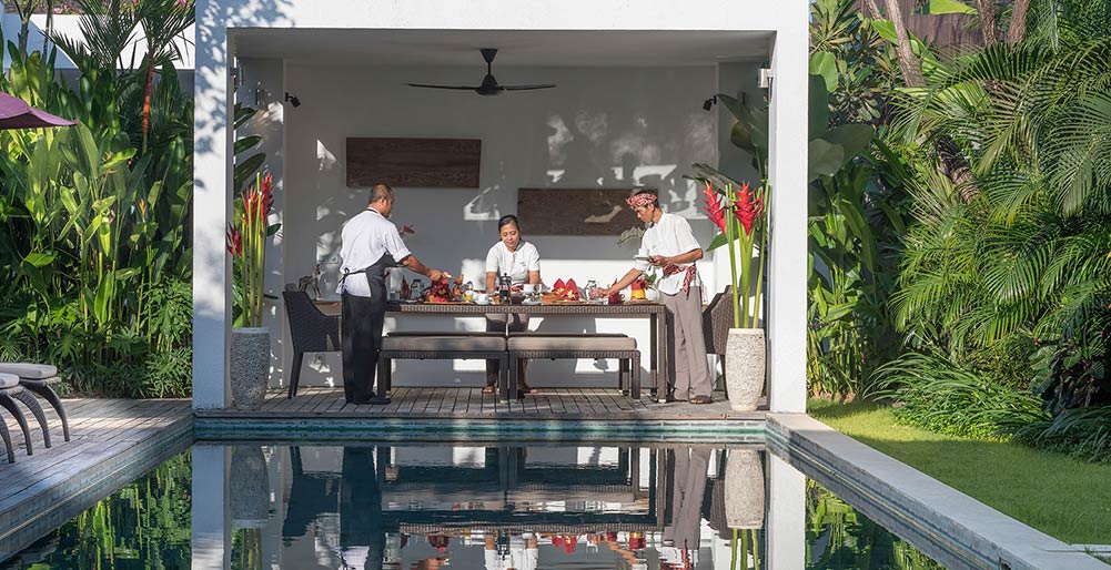 Casa Brio - Poolside bale breakfast prep