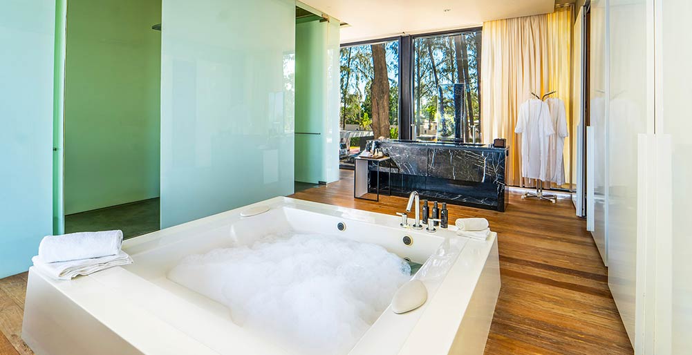 Grand Villa Noi - Ensuite bathroom, master suite A