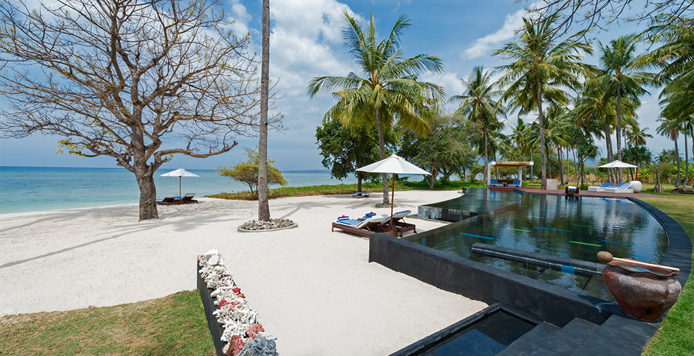 Villa Sapi - Pool and beach view