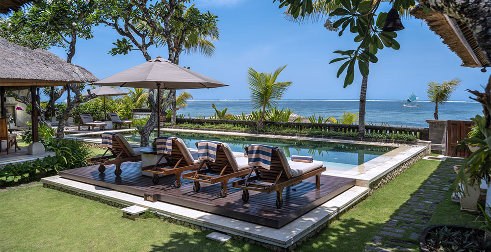 Villa Cemara - Loungers and sea view